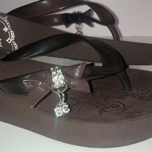 BCBGirls🤎Brown rhinestone charm flip-flops